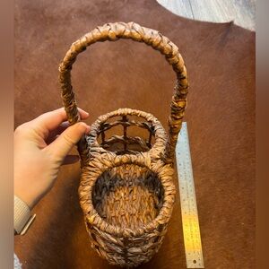 Wine bottle holder basket
